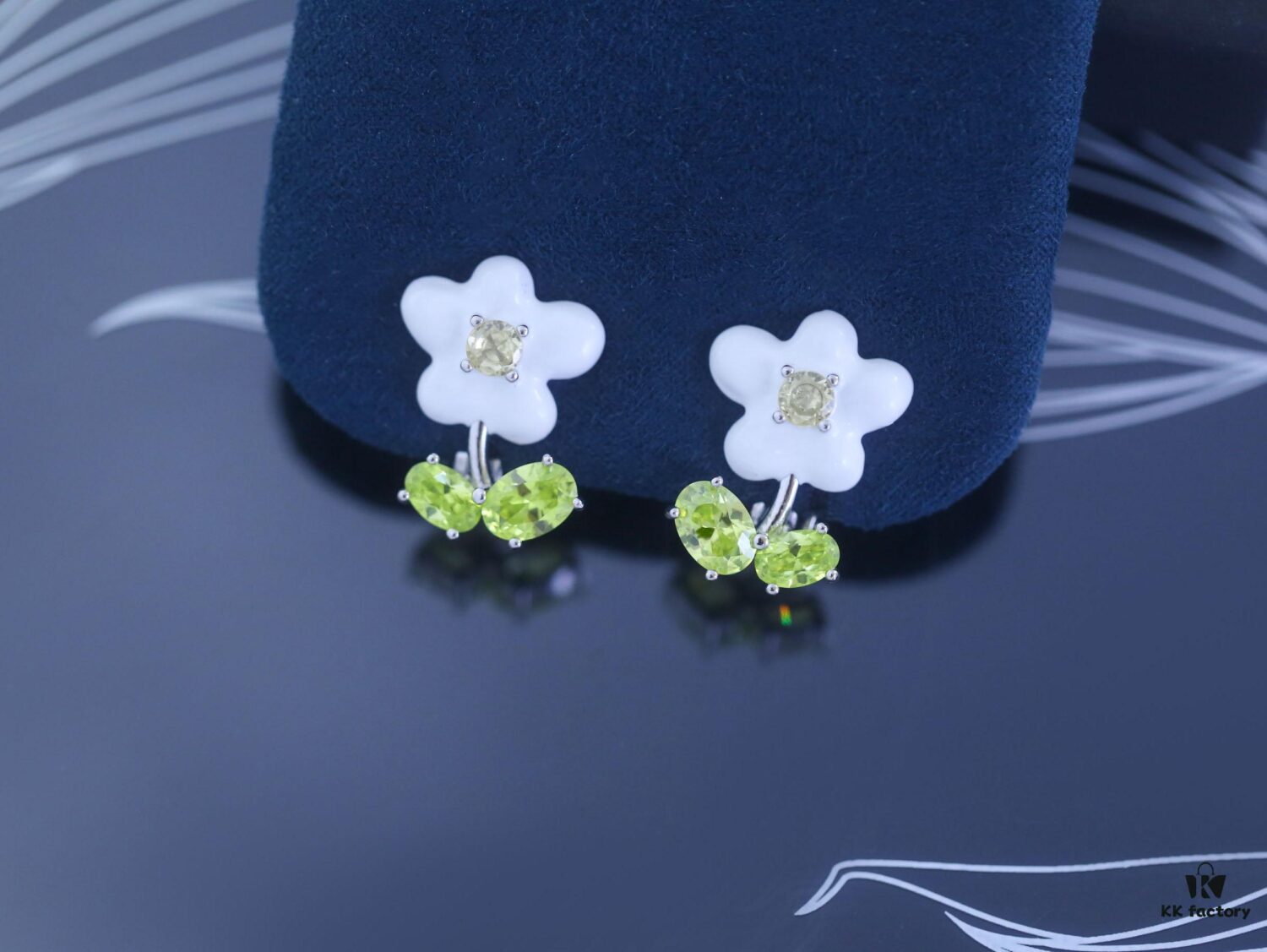 Zhou Yutong Same Style] HEFANG Creamy Minimalist Luxury Boutique Design Earrings / Clip-on Flower Studs Gift
