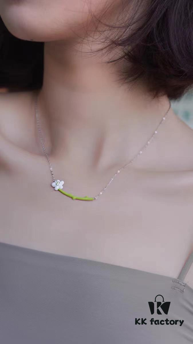 HEFANG Jewelry Cream Floral Necklace - Ins-style Minimalist Collarbone Chain, Popularized by Zhou Yutong, Ideal Gift for Qixi Festival