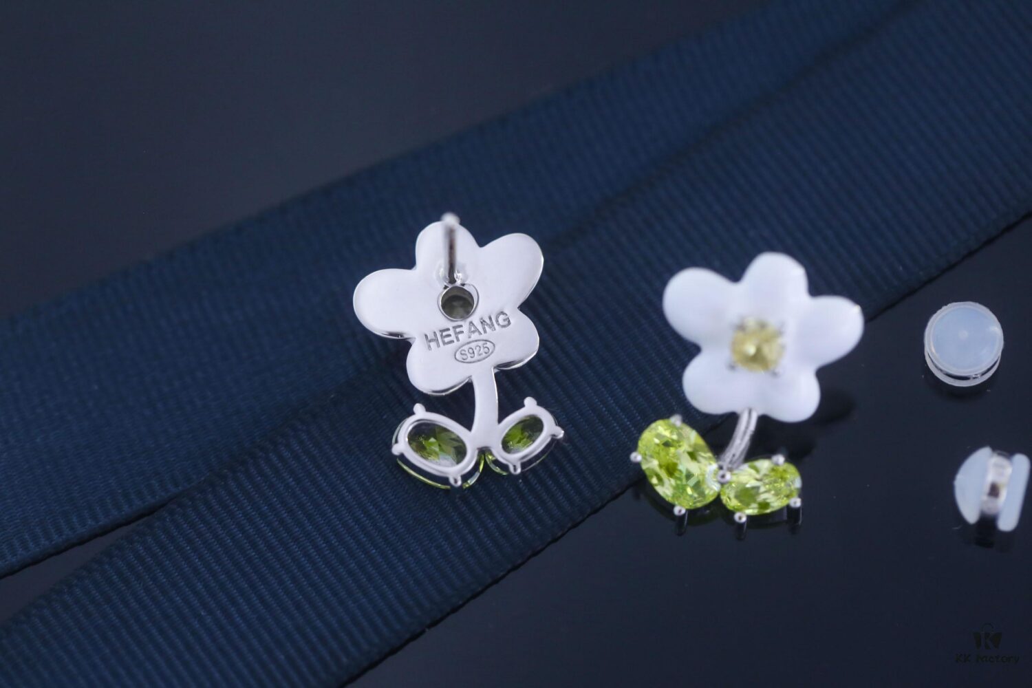 Zhou Yutong Same Style] HEFANG Creamy Minimalist Luxury Boutique Design Earrings / Clip-on Flower Studs Gift