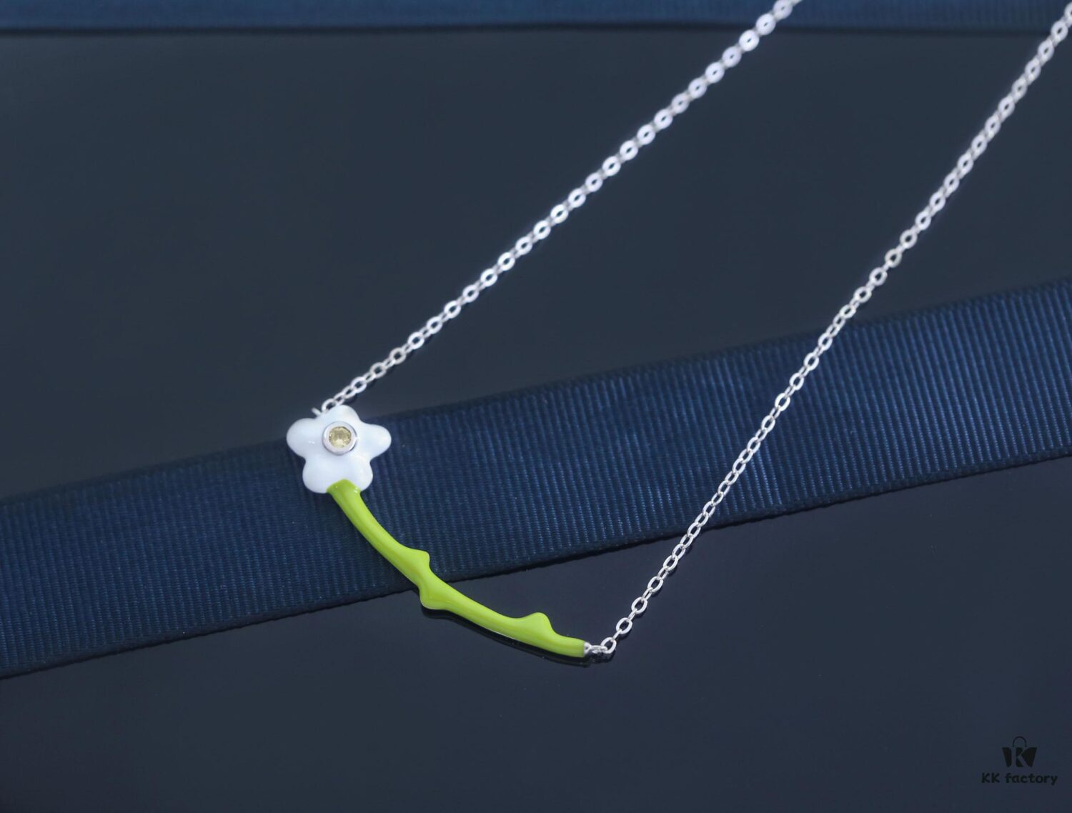 HEFANG Jewelry Cream Floral Necklace - Ins-style Minimalist Collarbone Chain, Popularized by Zhou Yutong, Ideal Gift for Qixi Festival