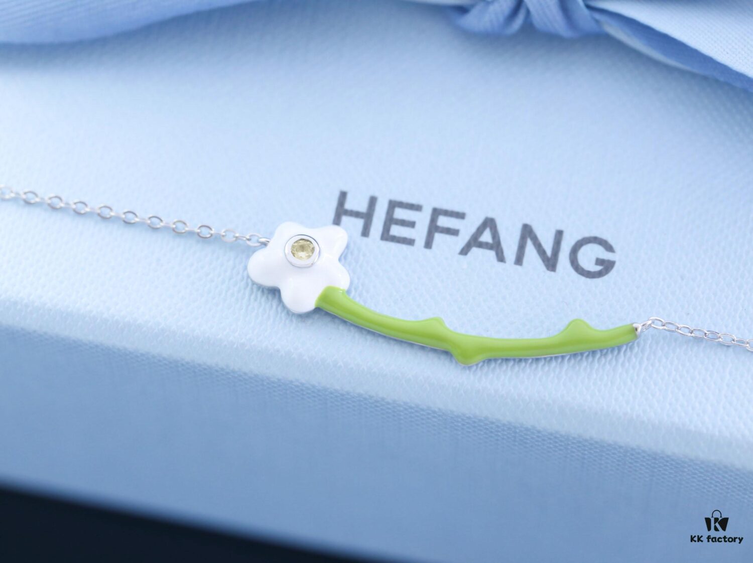 HEFANG Jewelry Cream Floral Necklace - Ins-style Minimalist Collarbone Chain, Popularized by Zhou Yutong, Ideal Gift for Qixi Festival