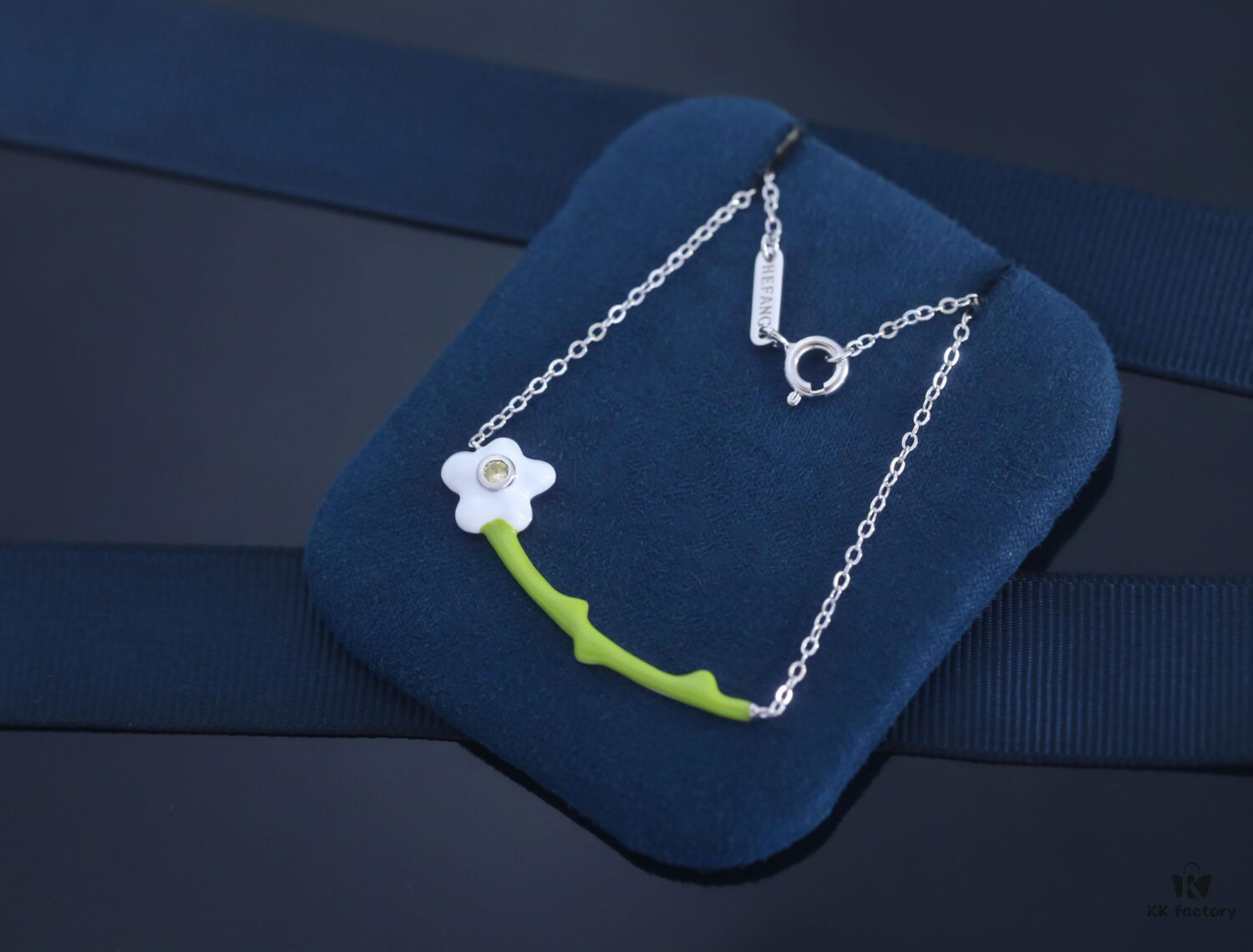 HEFANG Jewelry Cream Floral Necklace - Ins-style Minimalist Collarbone Chain, Popularized by Zhou Yutong, Ideal Gift for Qixi Festival