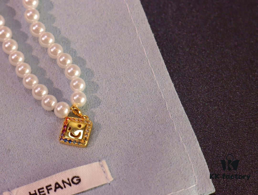 He Fang New Smiling Face Colored Diamond Necklace and Stud Earrings