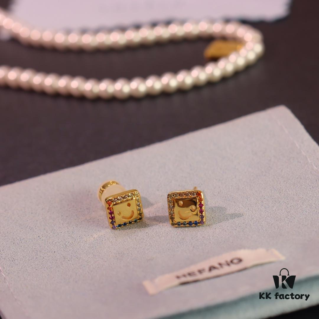 He Fang New Smiling Face Colored Diamond Necklace and Stud Earrings
