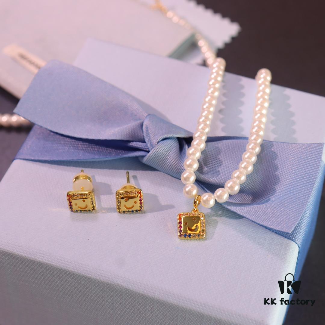 He Fang New Smiling Face Colored Diamond Necklace and Stud Earrings