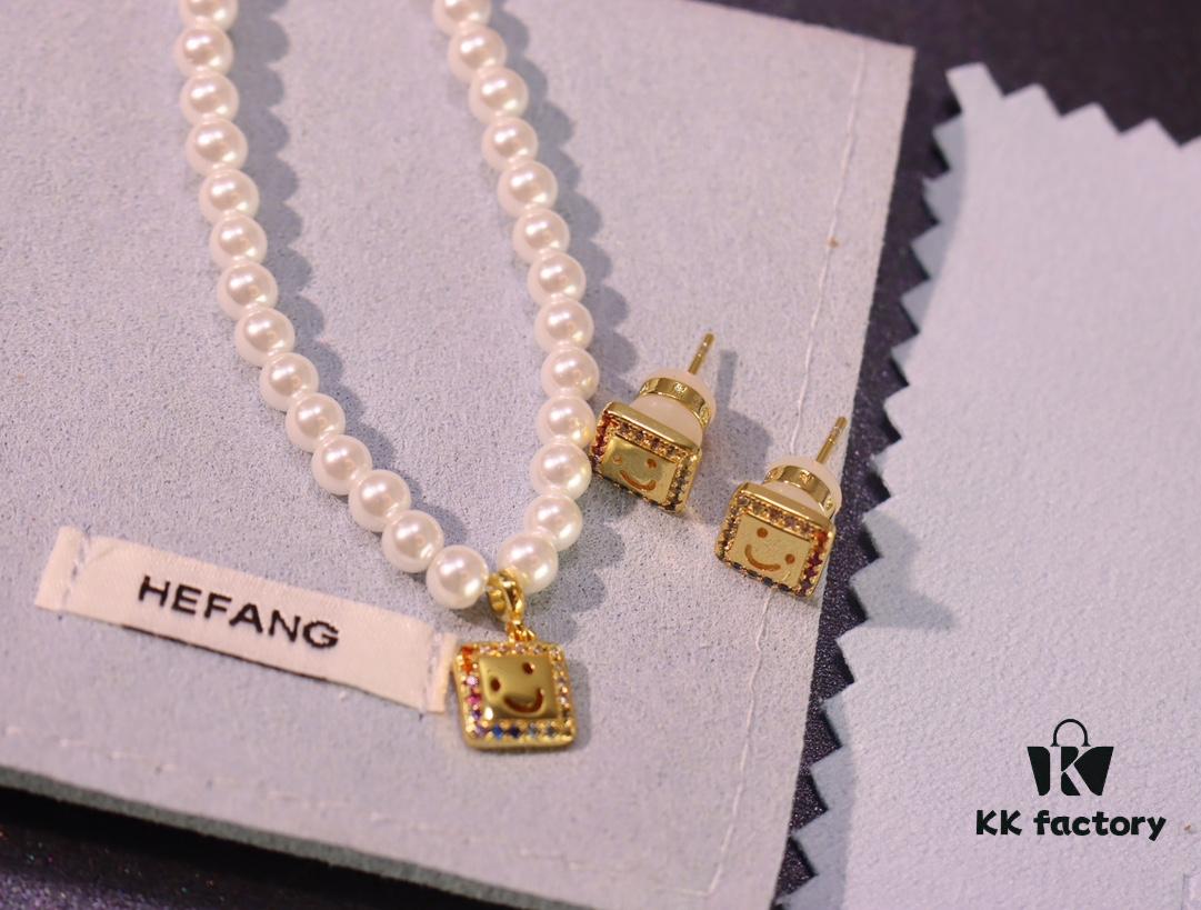 He Fang New Smiling Face Colored Diamond Necklace and Stud Earrings