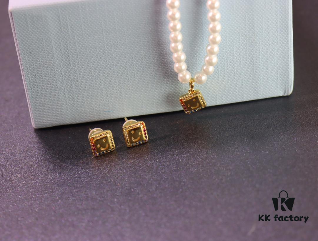 He Fang New Smiling Face Colored Diamond Necklace and Stud Earrings