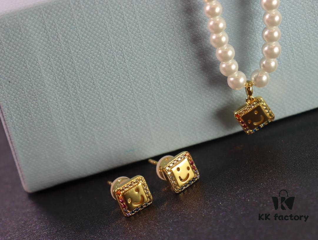 He Fang New Smiling Face Colored Diamond Necklace and Stud Earrings