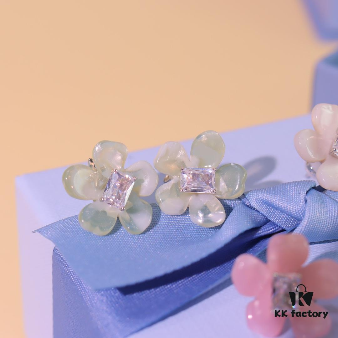 Hexfang New Design Freesia Stud Earrings