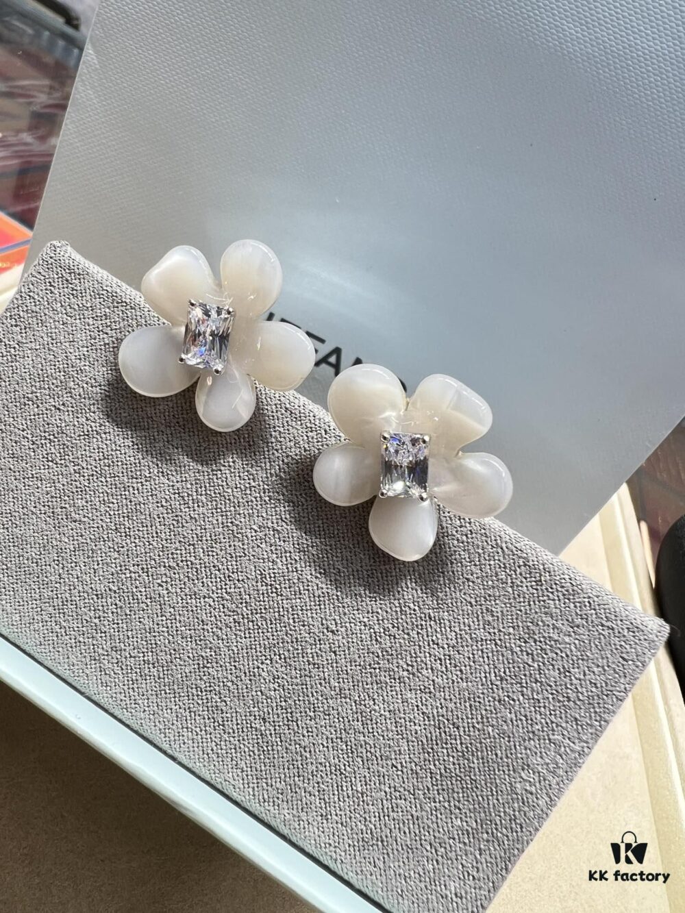 He Fang Freesia Stud Earrings