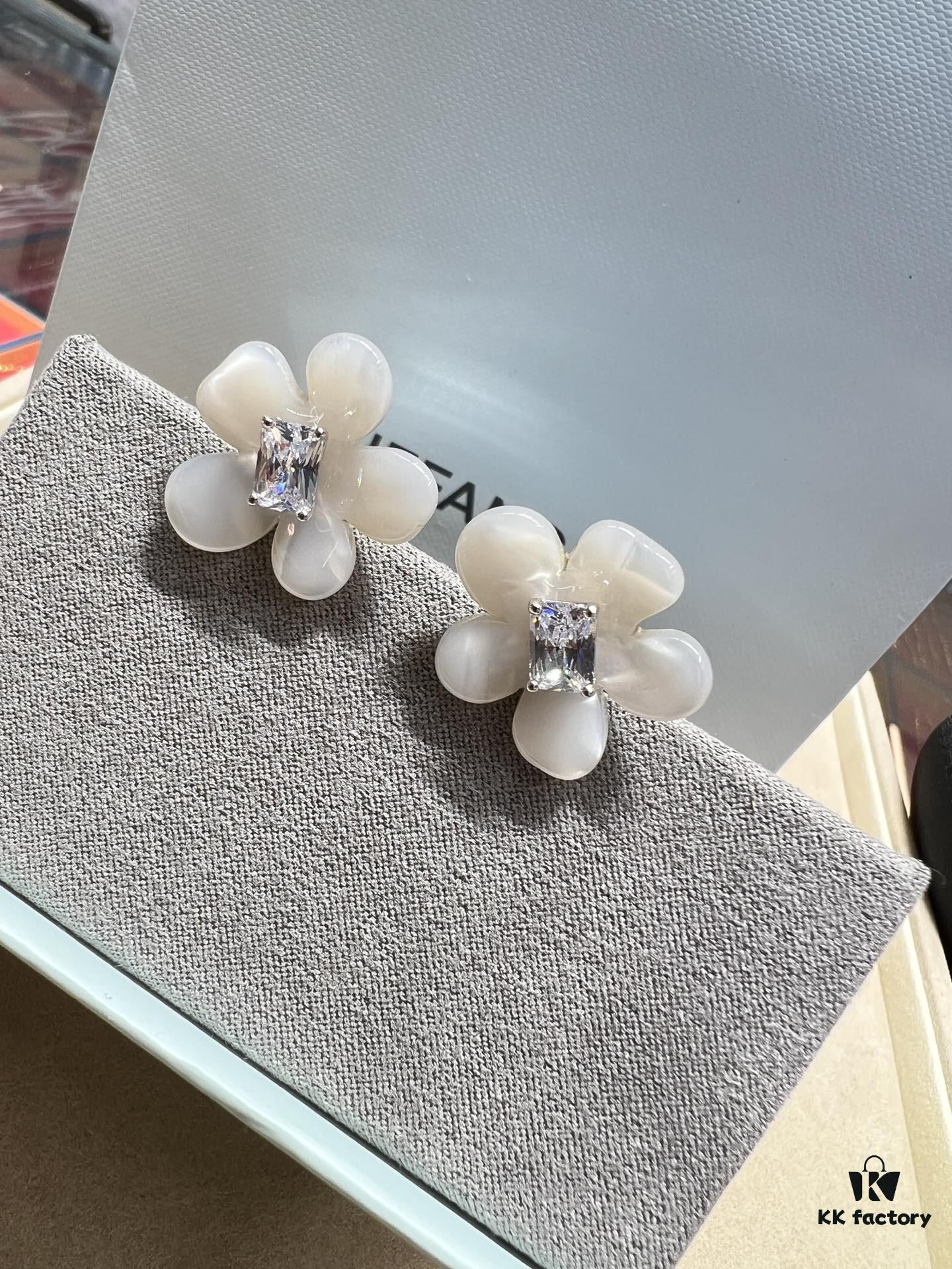 He Fang Freesia Stud Earrings