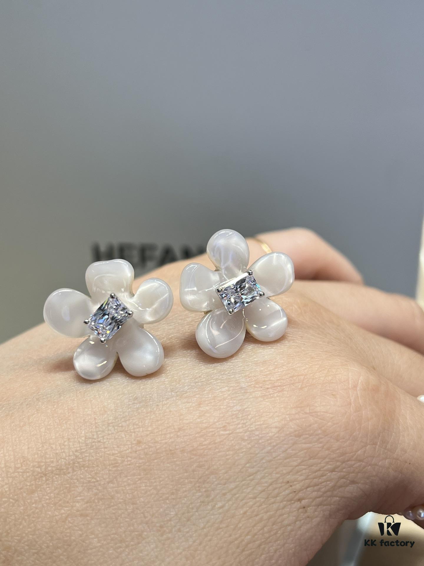 He Fang Freesia Stud Earrings