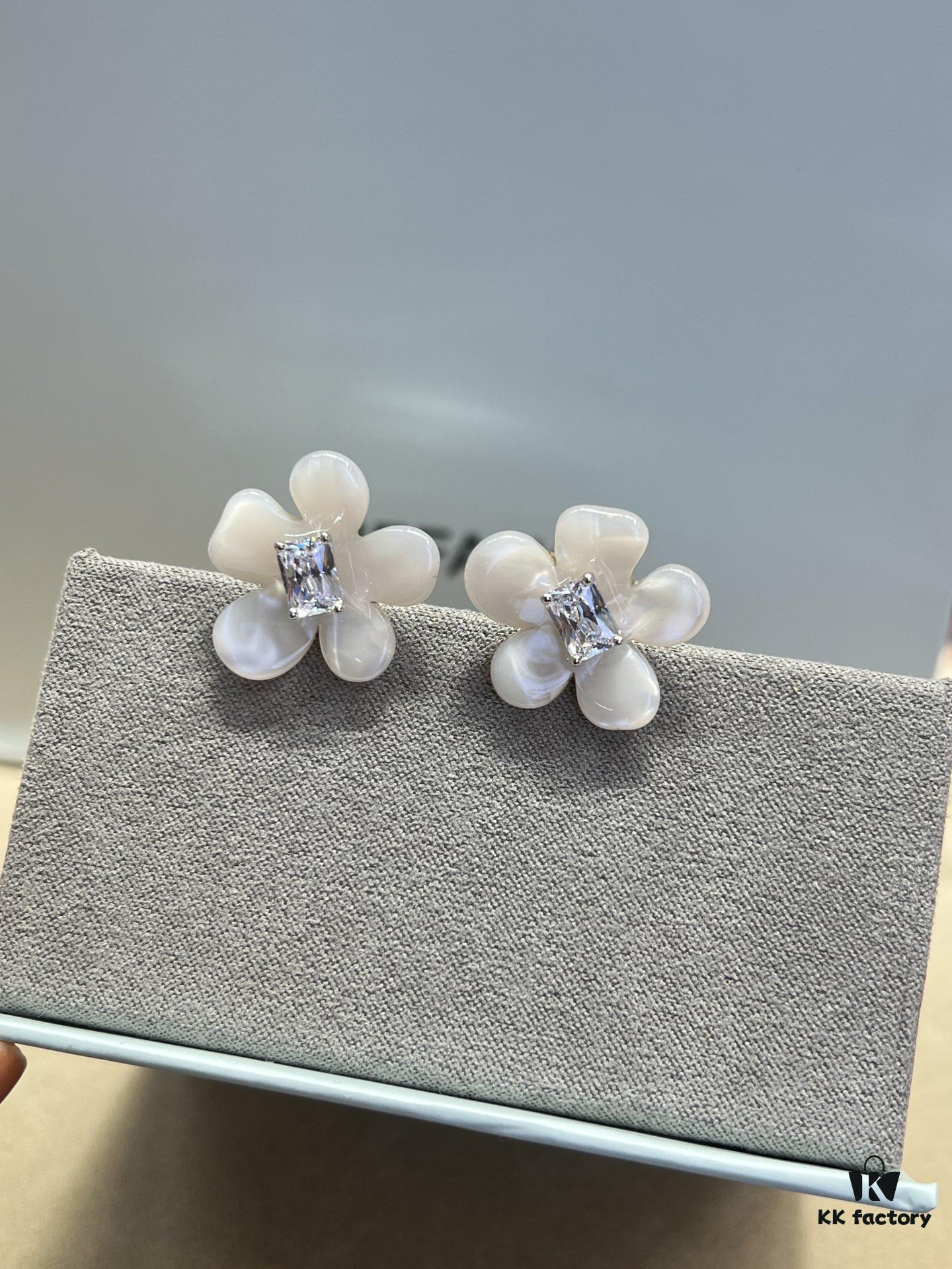 He Fang Freesia Stud Earrings