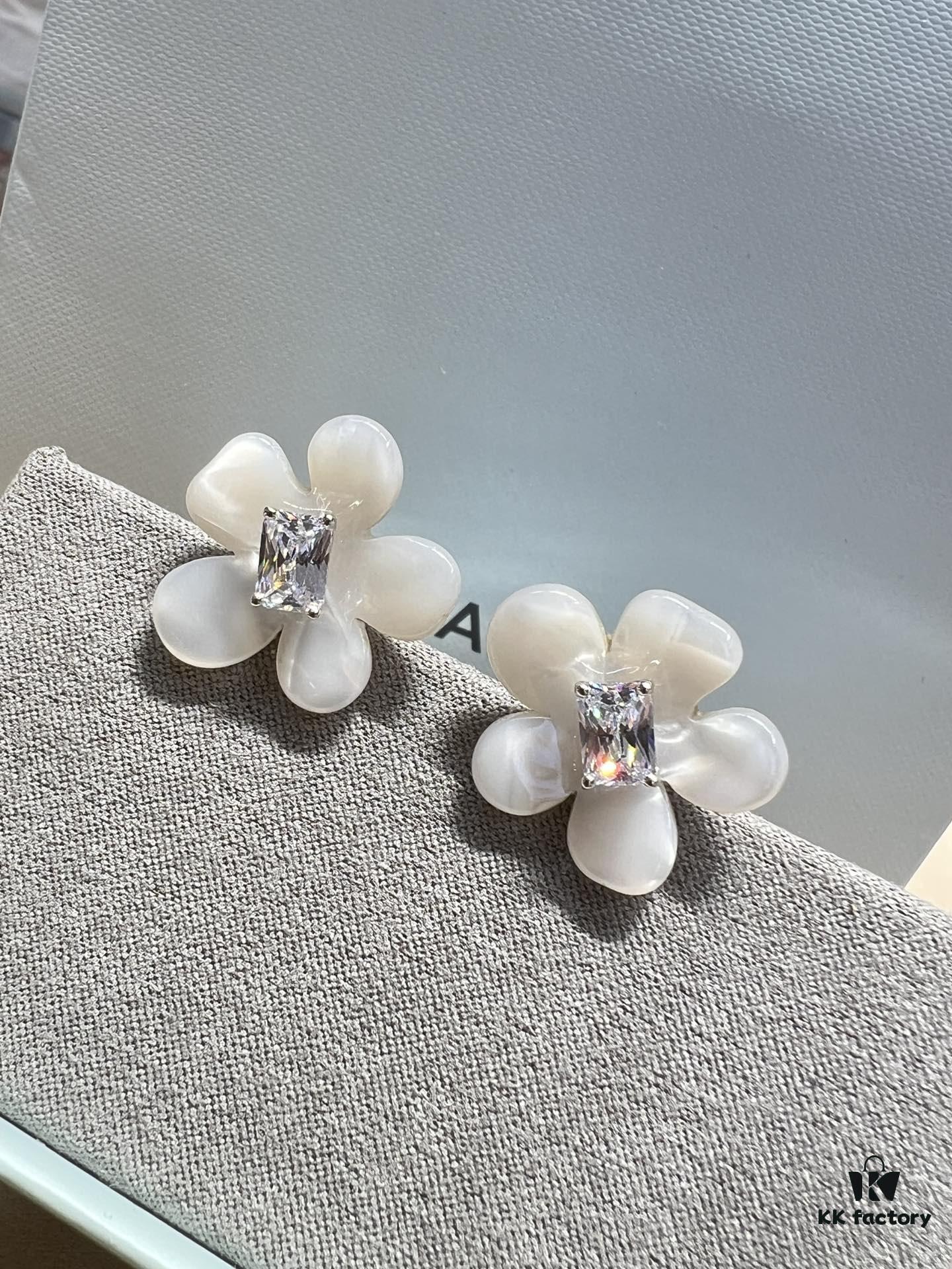 He Fang Freesia Stud Earrings