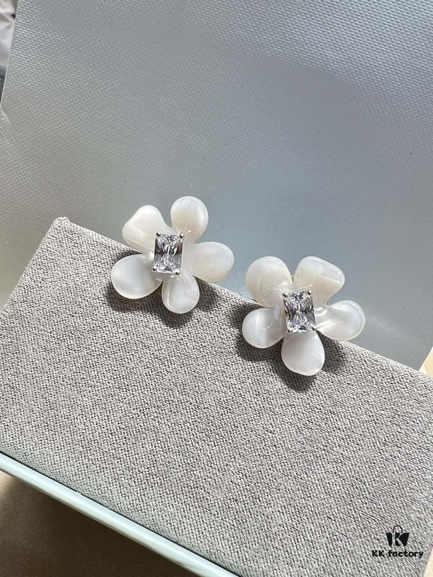 He Fang Freesia Stud Earrings