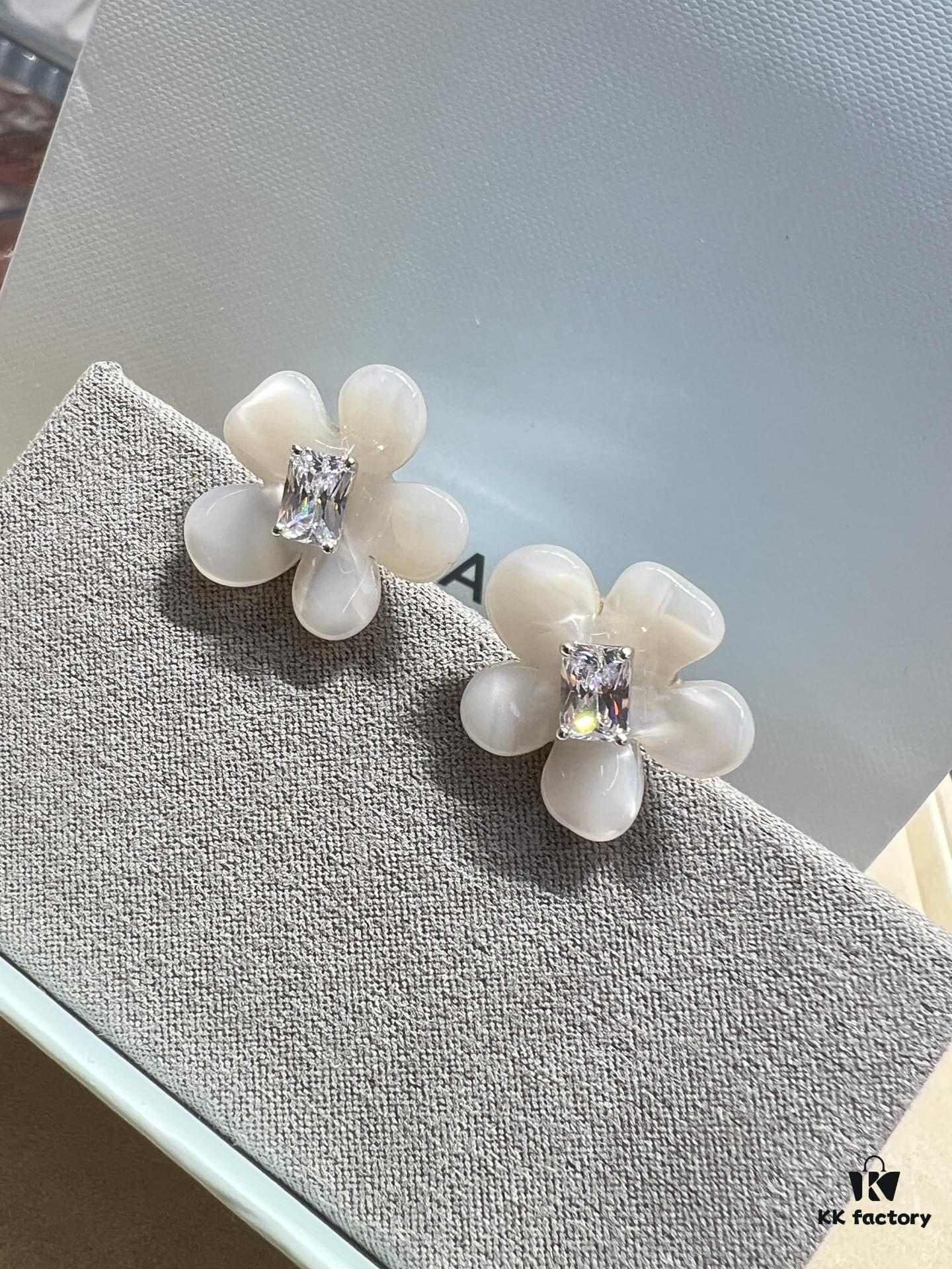 He Fang Freesia Stud Earrings