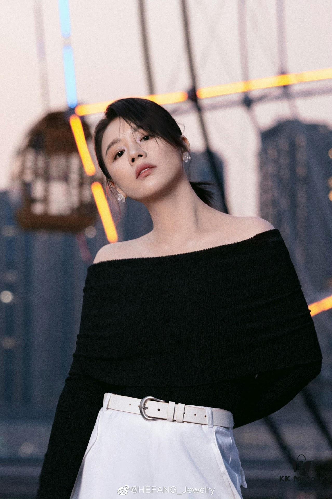 He Fang Freesia Stud Earrings