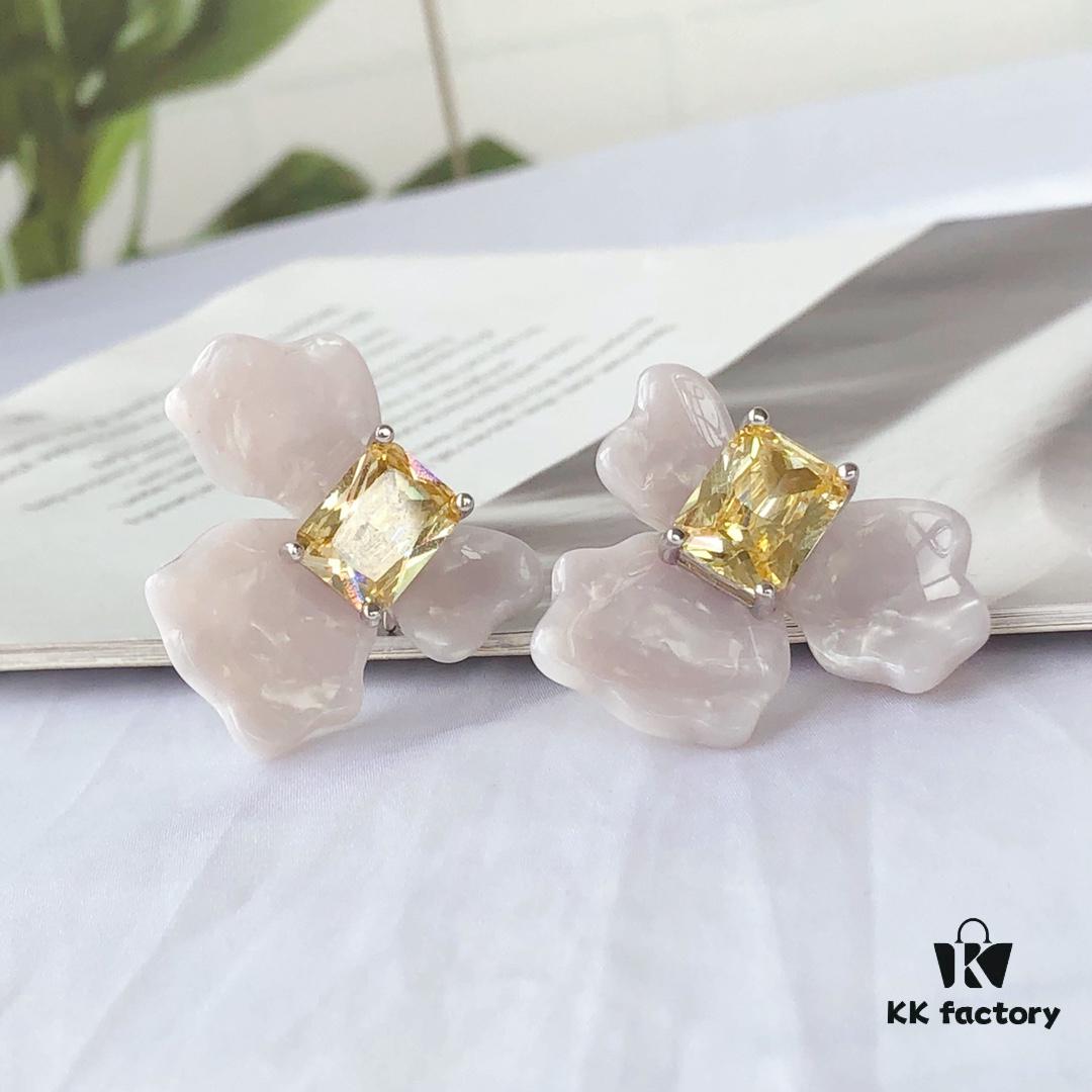 HEFANG Blossom Collection 2023 White Iris Sugar Cube Earrings