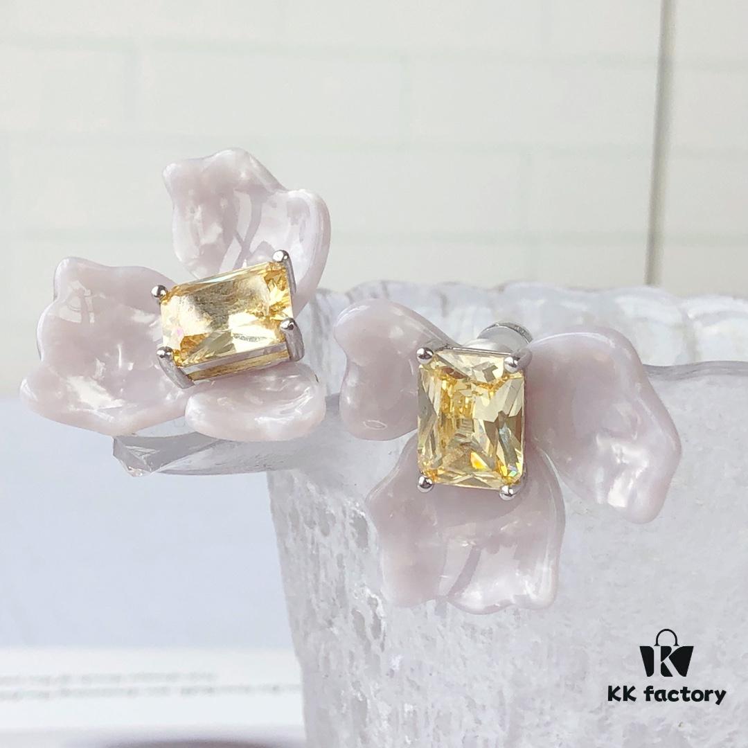 HEFANG Blossom Collection 2023 White Iris Sugar Cube Earrings