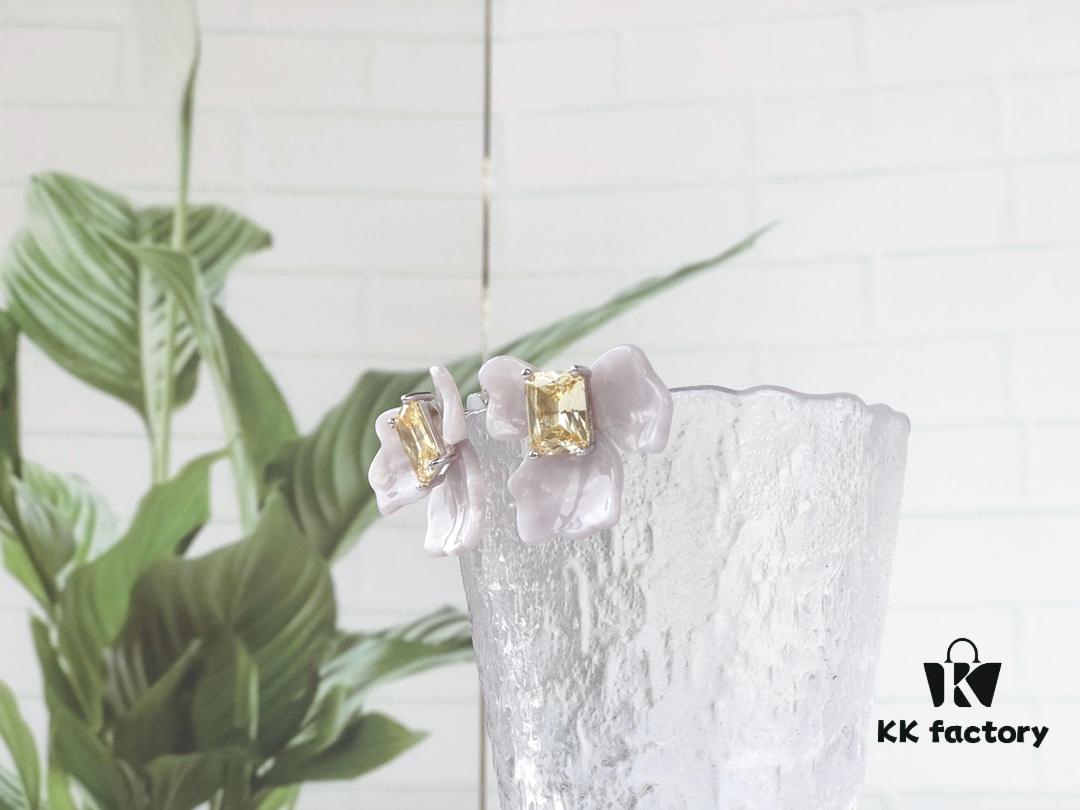 HEFANG Blossom Collection 2023 White Iris Sugar Cube Earrings