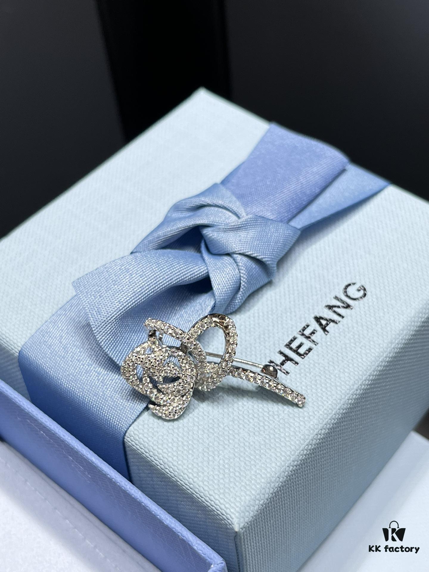 I guess your coat is still missing a brooch 🔷