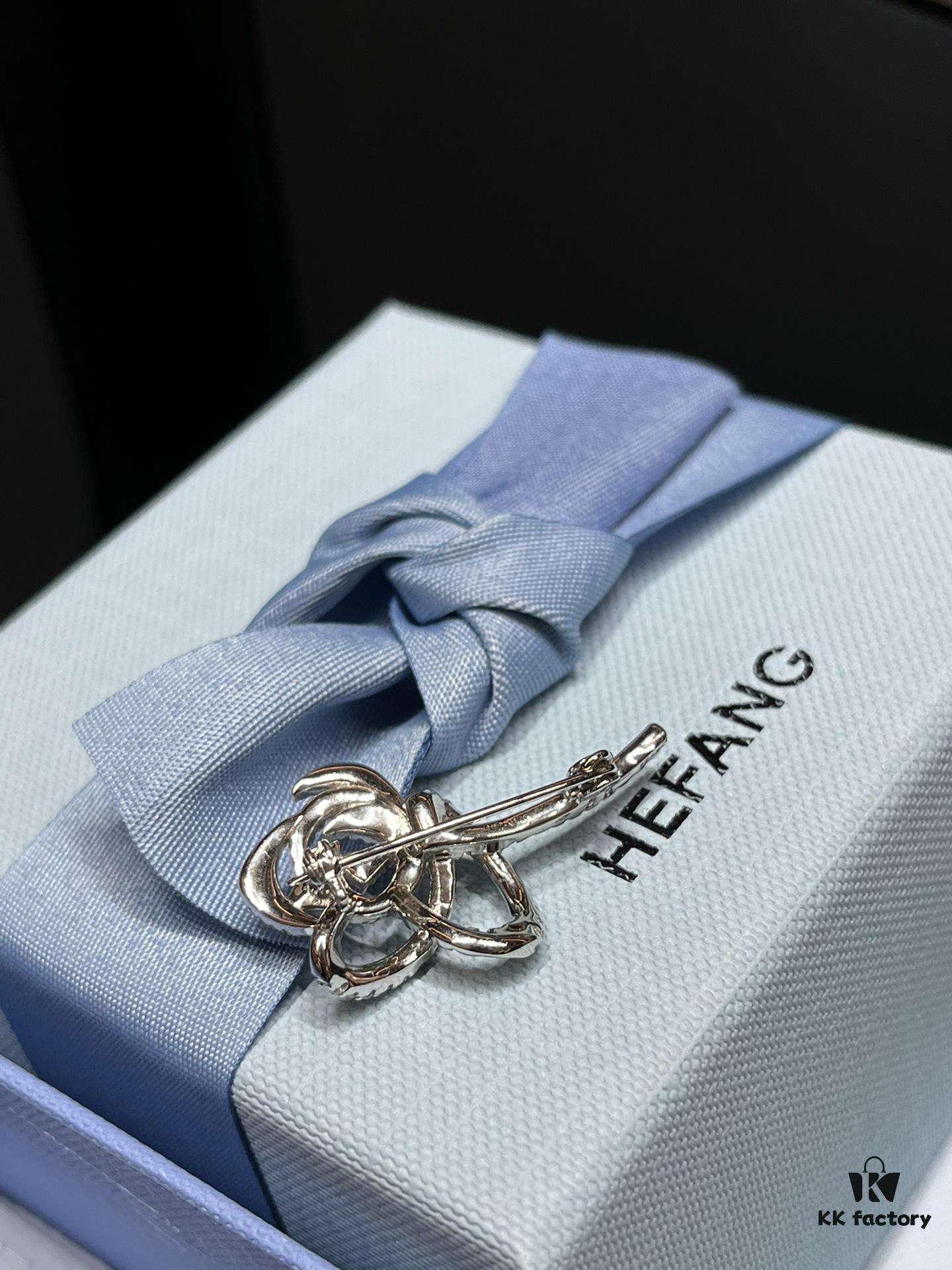 I guess your coat is still missing a brooch 🔷