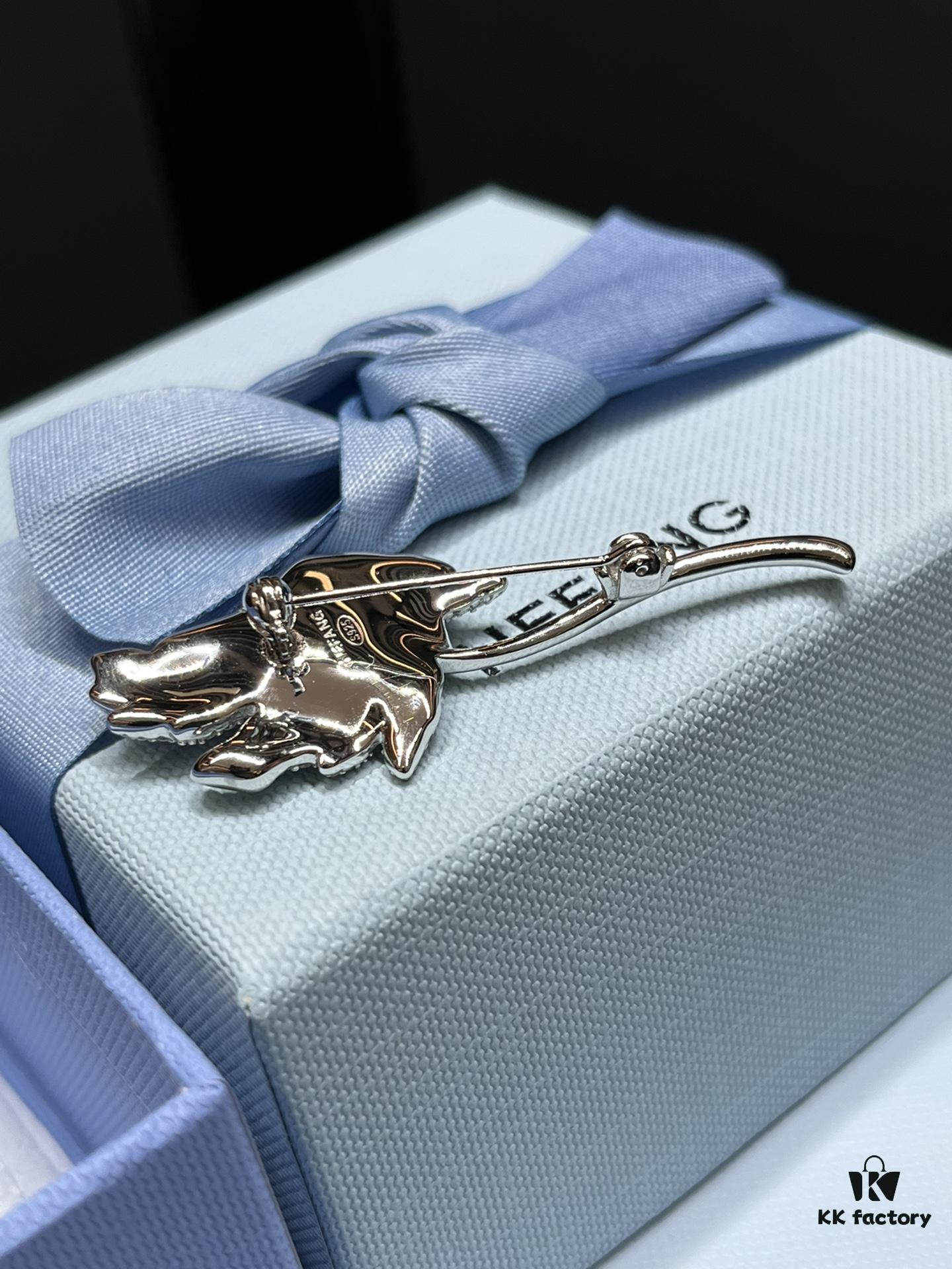 I guess your coat is still missing a brooch 🔷