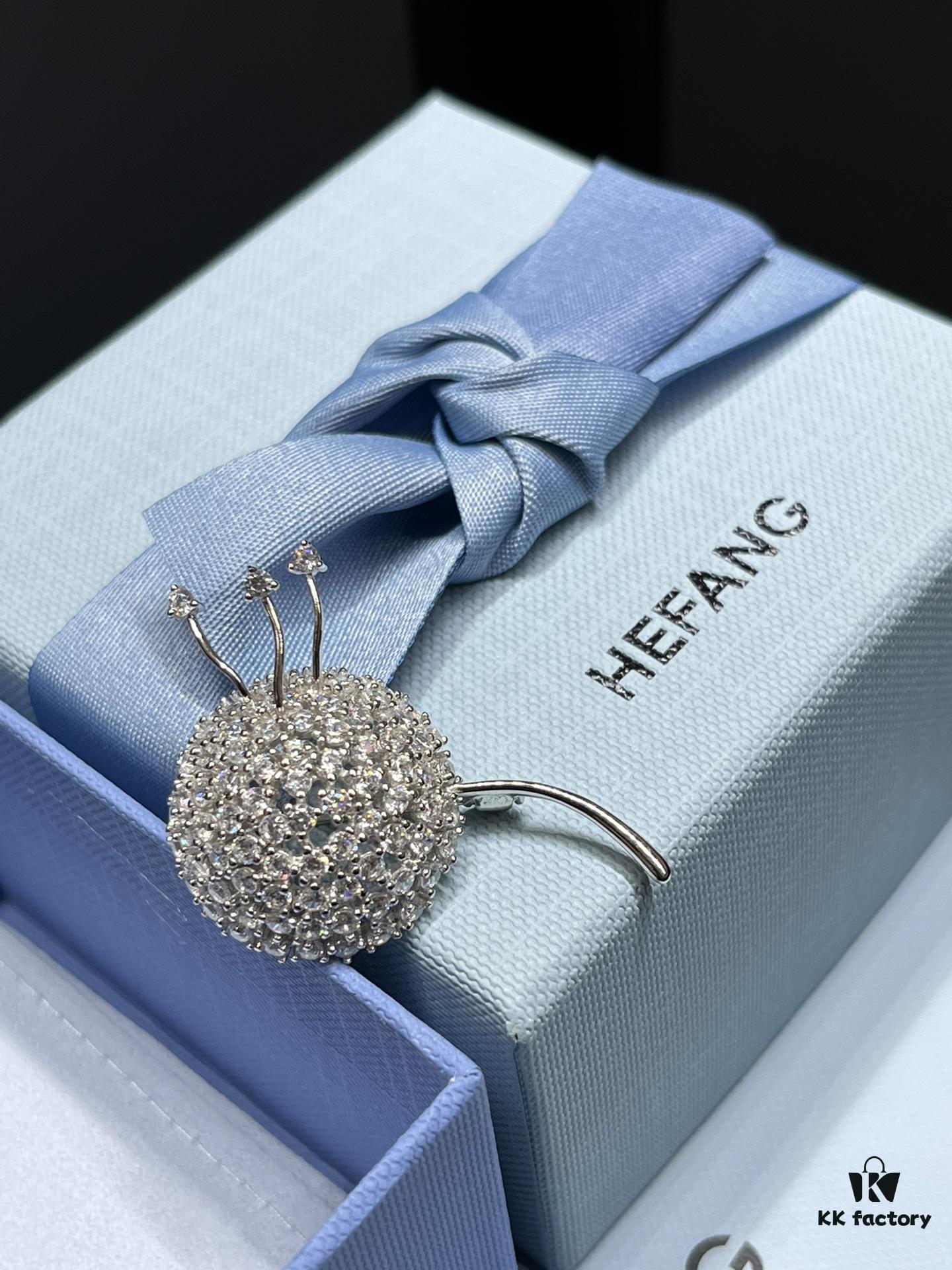 I guess your coat is still missing a brooch 🔷