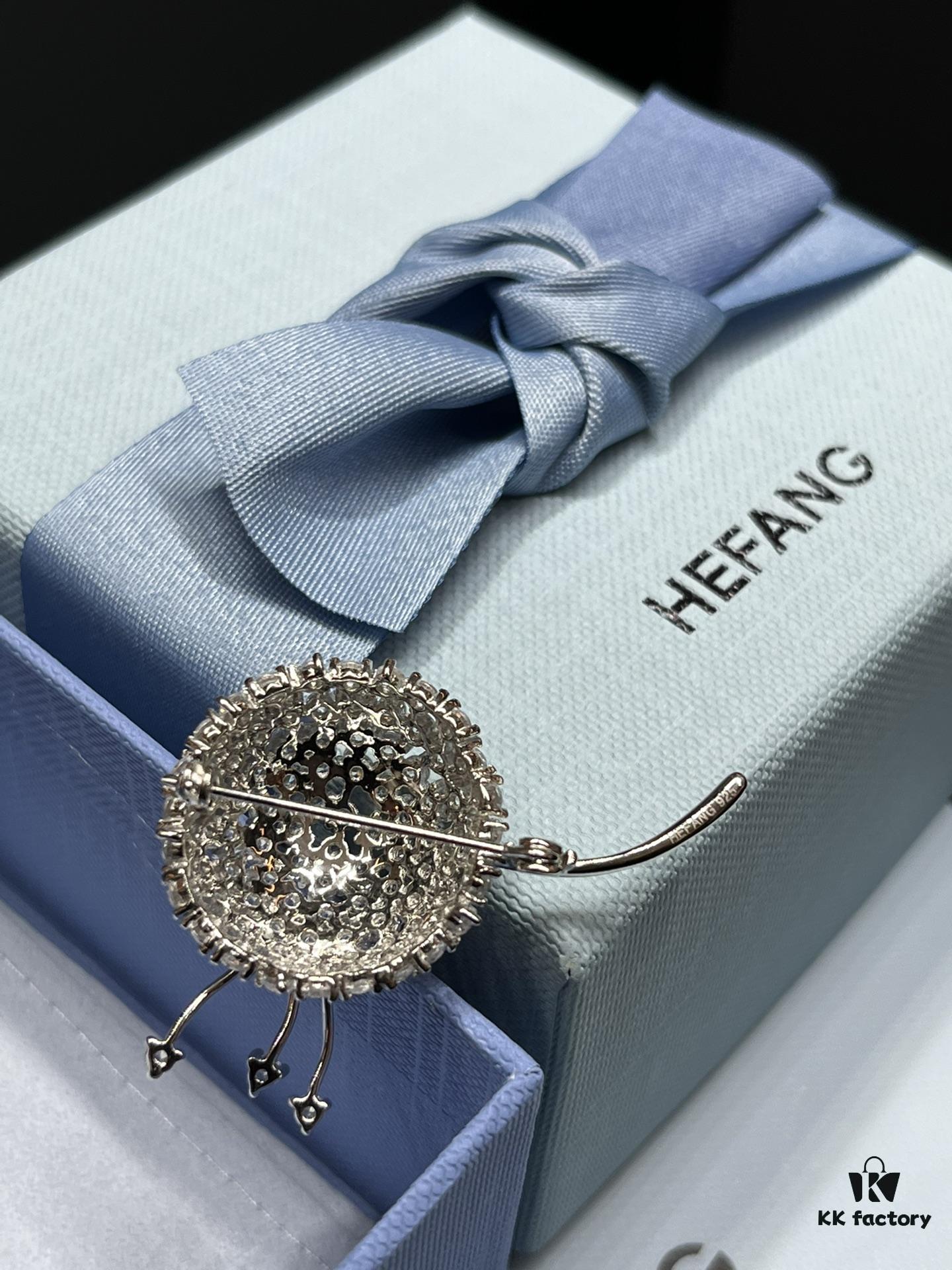 I guess your coat is still missing a brooch 🔷