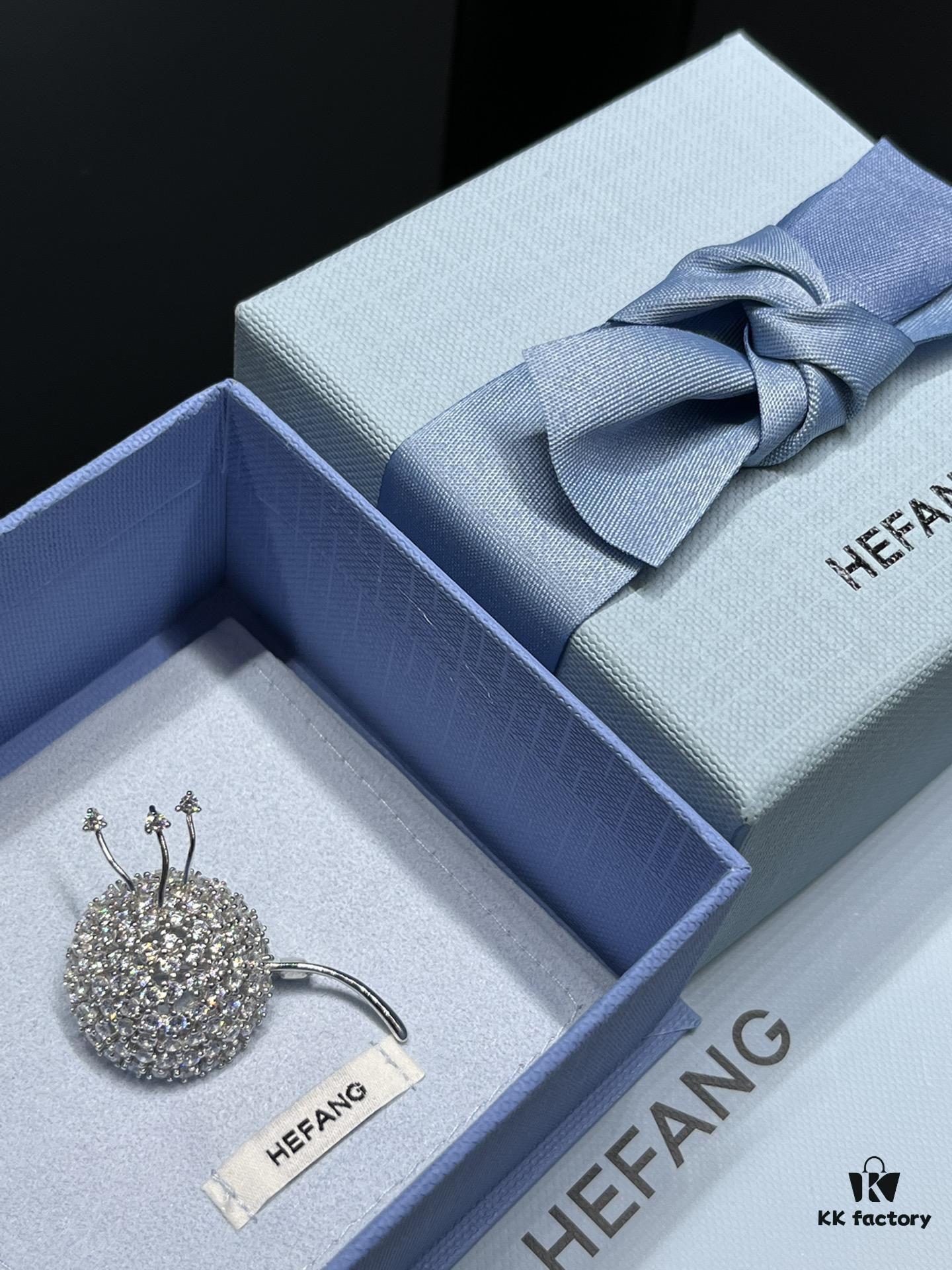 I guess your coat is still missing a brooch 🔷