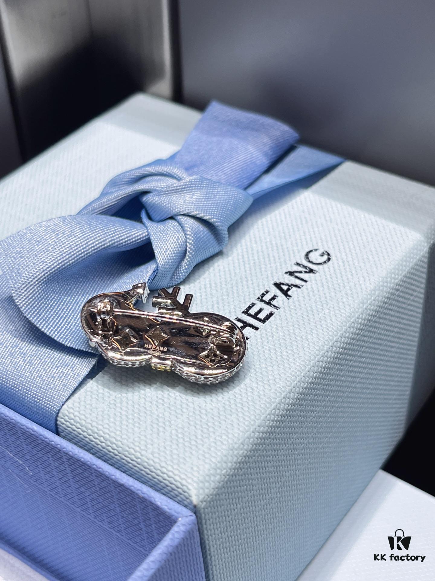 I bet your coat is missing a brooch🔷