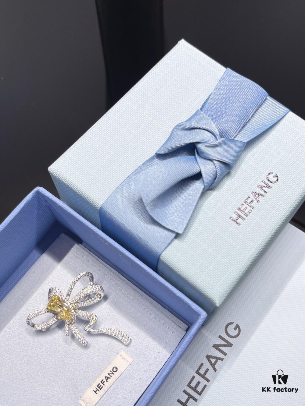 I guess your coat is still missing a brooch 🔷