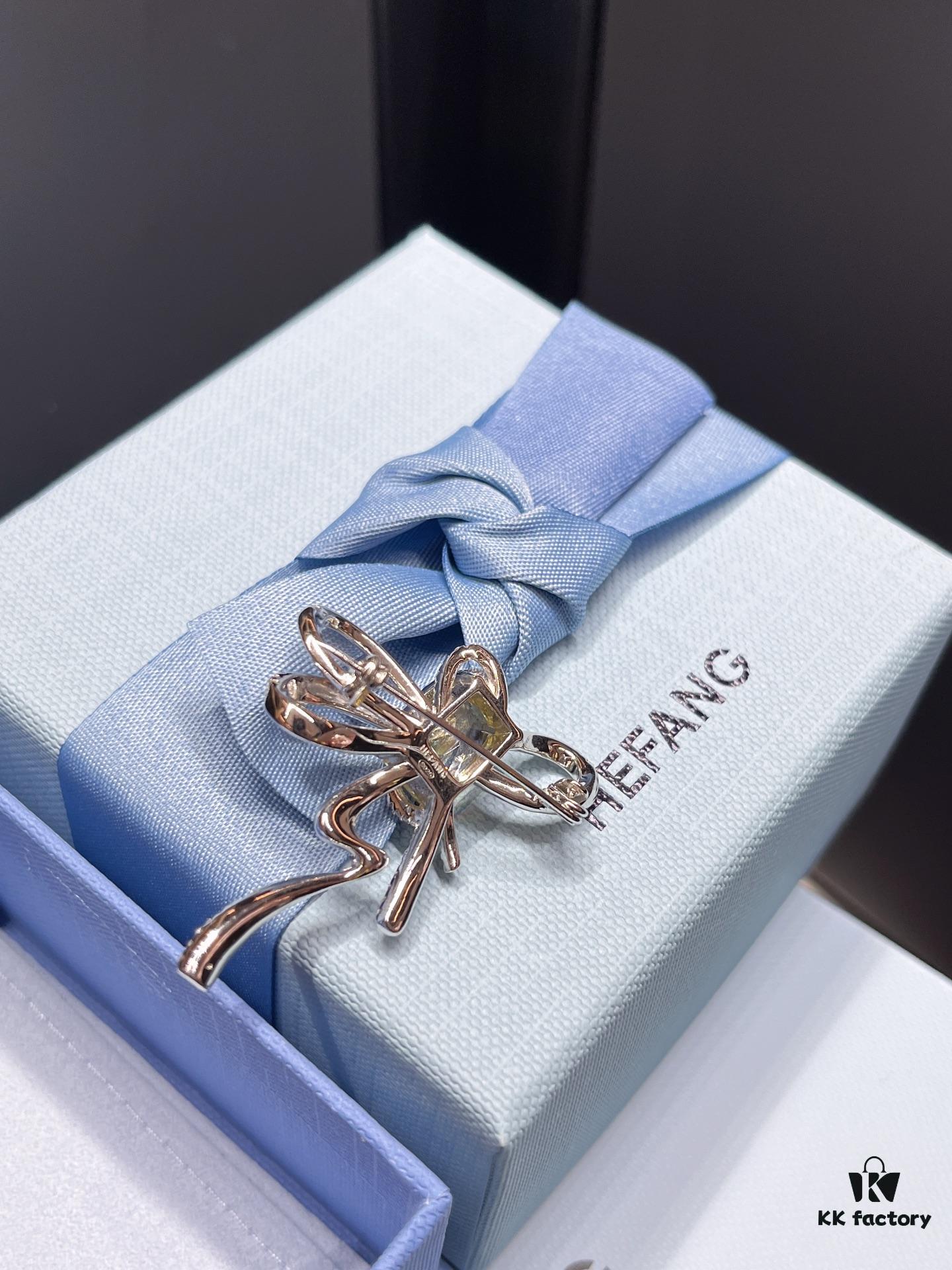 I guess your coat is still missing a brooch 🔷