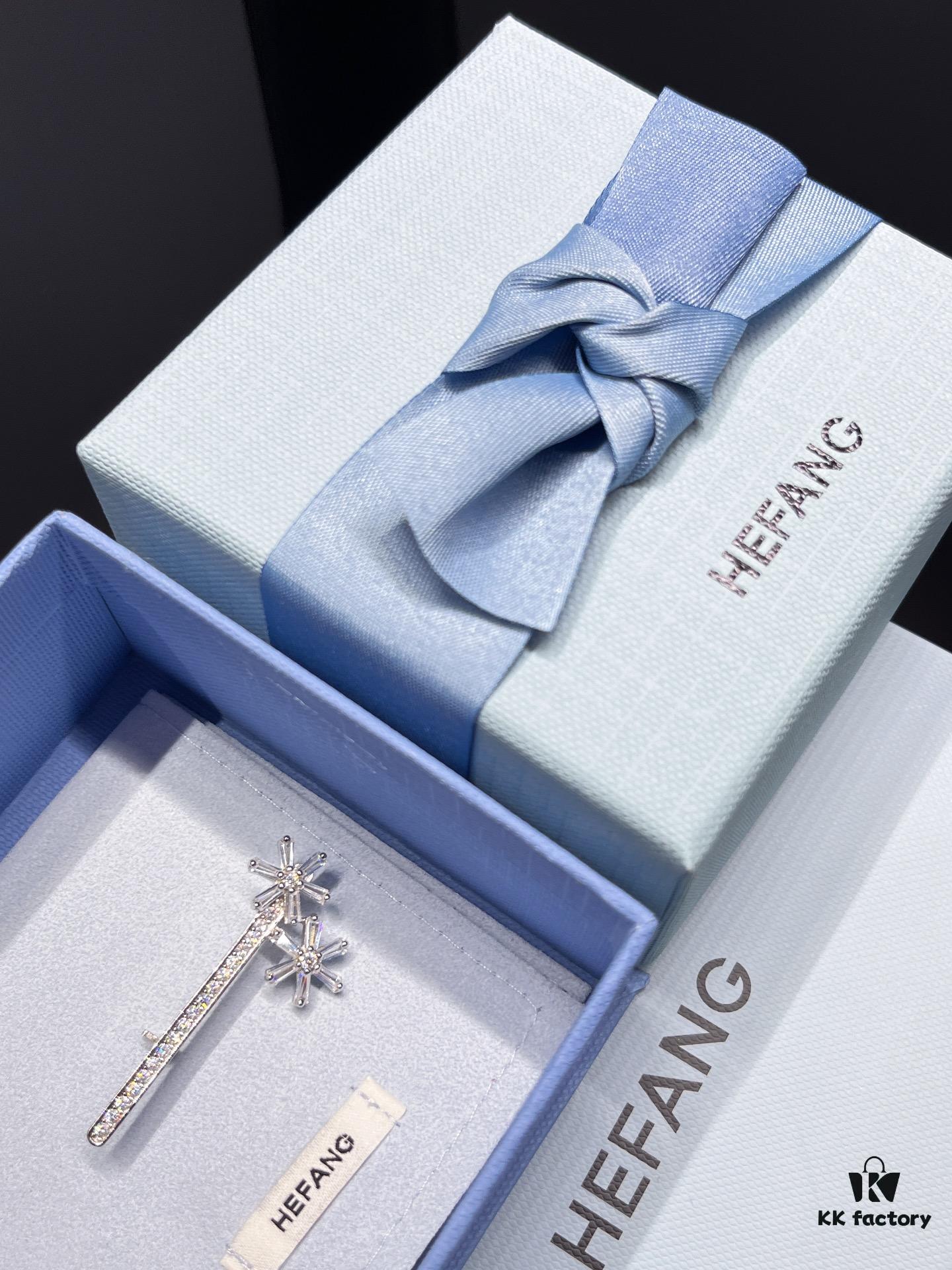 I guess your coat is still missing a brooch 🔷