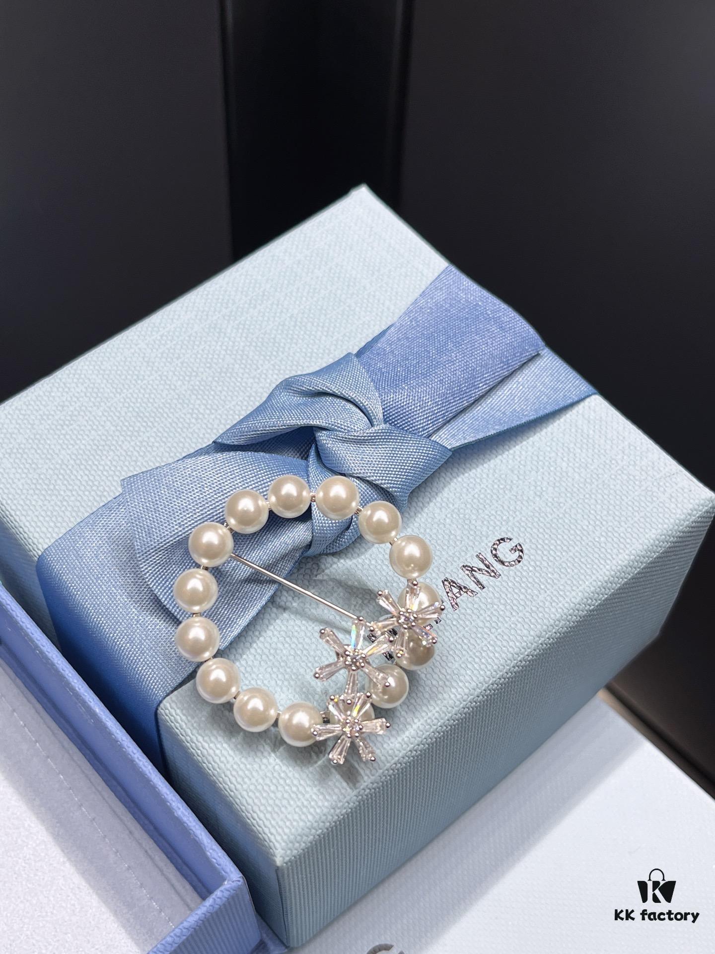 I bet your coat is missing a brooch🔷