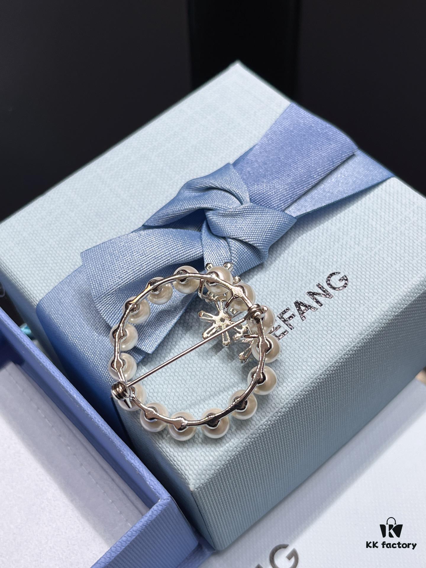 I bet your coat is missing a brooch🔷