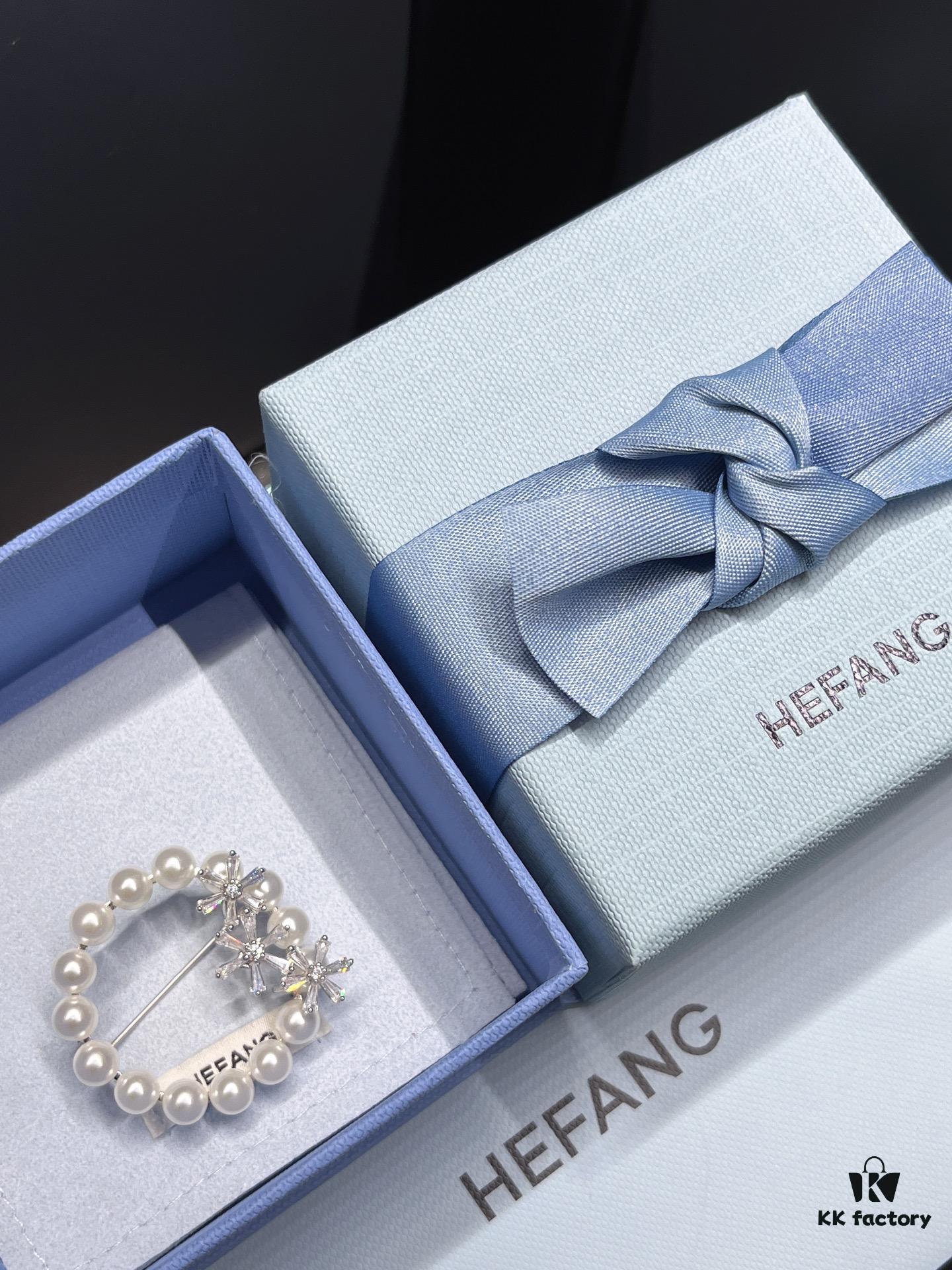 I bet your coat is missing a brooch🔷