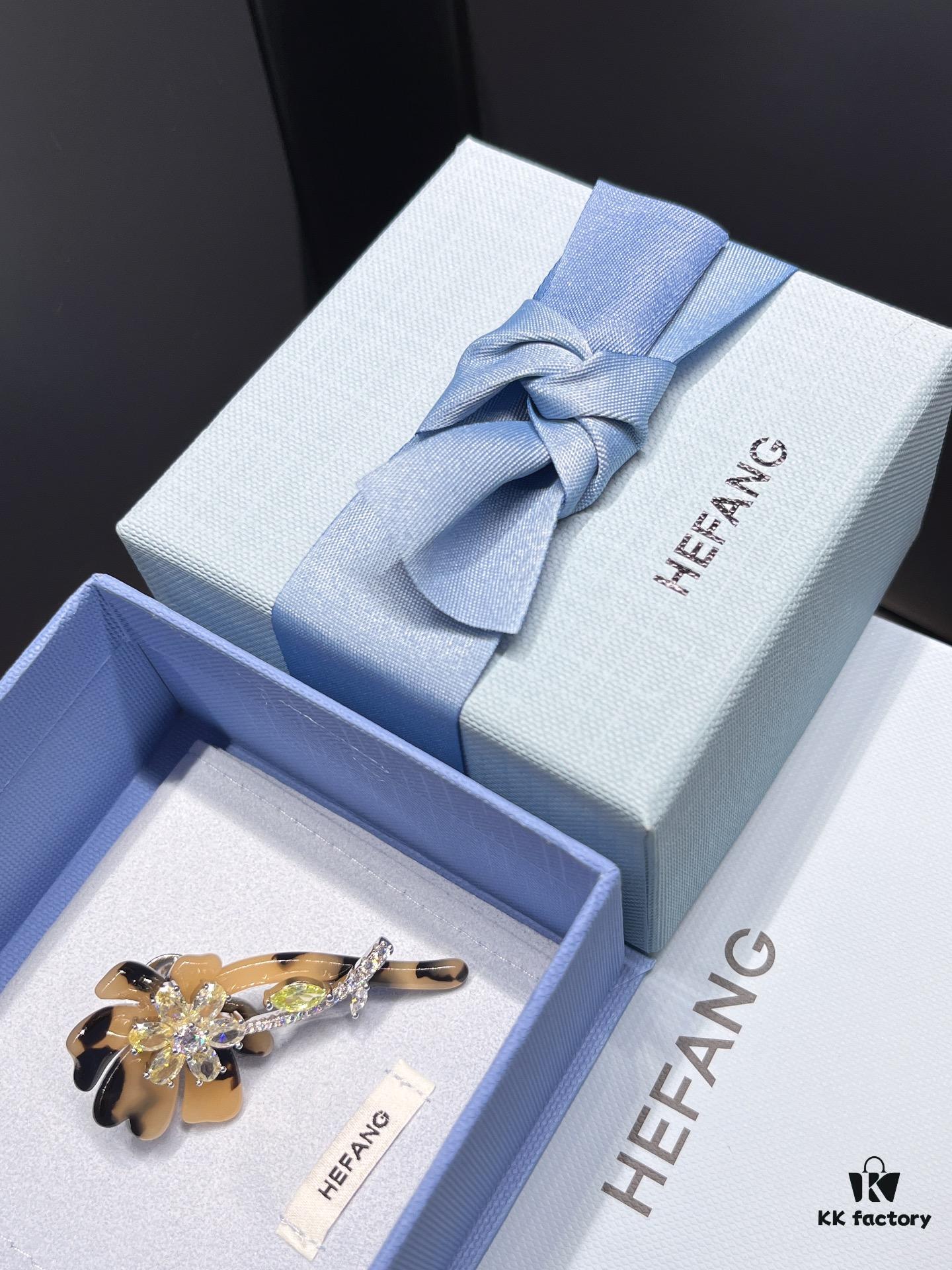 I bet your coat is missing a brooch🔷