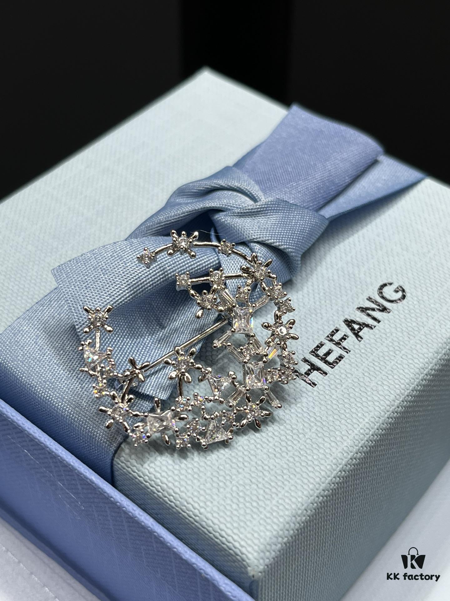 I guess your coat is still missing a brooch 🔷