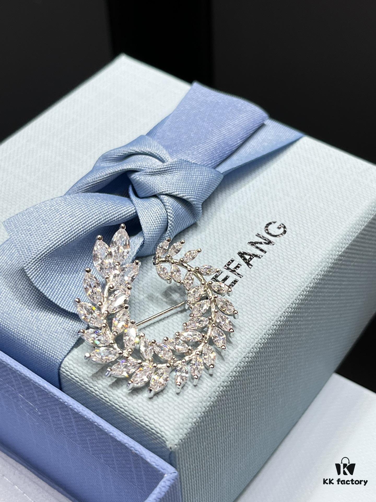 I guess your coat is still missing a brooch 🔷