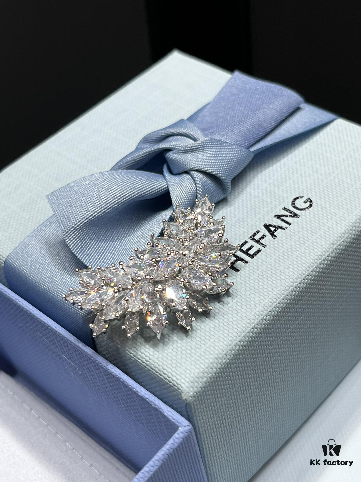 I guess your coat is still missing a brooch 🔷