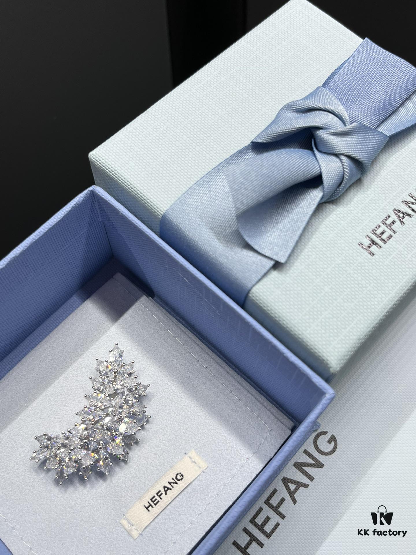 I guess your coat is still missing a brooch 🔷