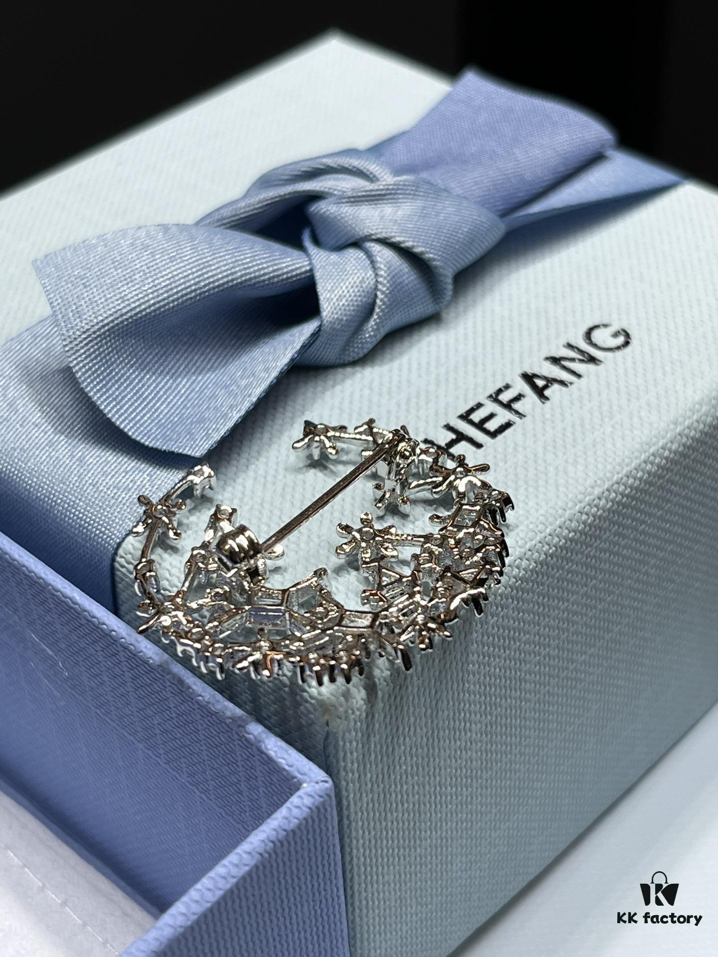 I guess your coat is still missing a brooch 🔷