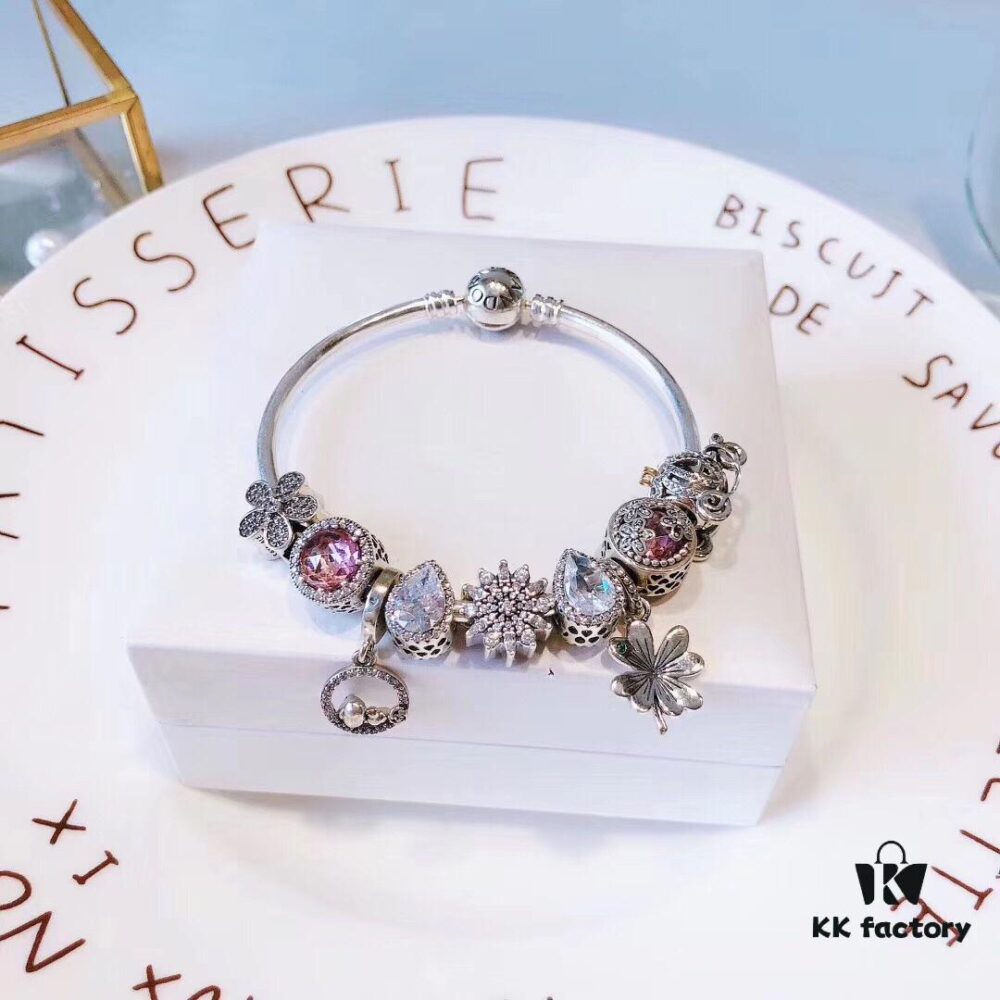 Pandora Pandora Flower 🌺 New Arrival! Perfectly crafted with one-to-one material matching the official counter, quality comparable to authentic store products! Sparkling diamond daisy flower 🌺, fairy tale pumpkin carriage, pink cat's eye daisy, colorful snowflake beads, 'Home of Love' pendant, sparkling teardrop 💧, pink cat's eye, flower 🌺 pendant, complete with original counter packaging! 🍃🌺