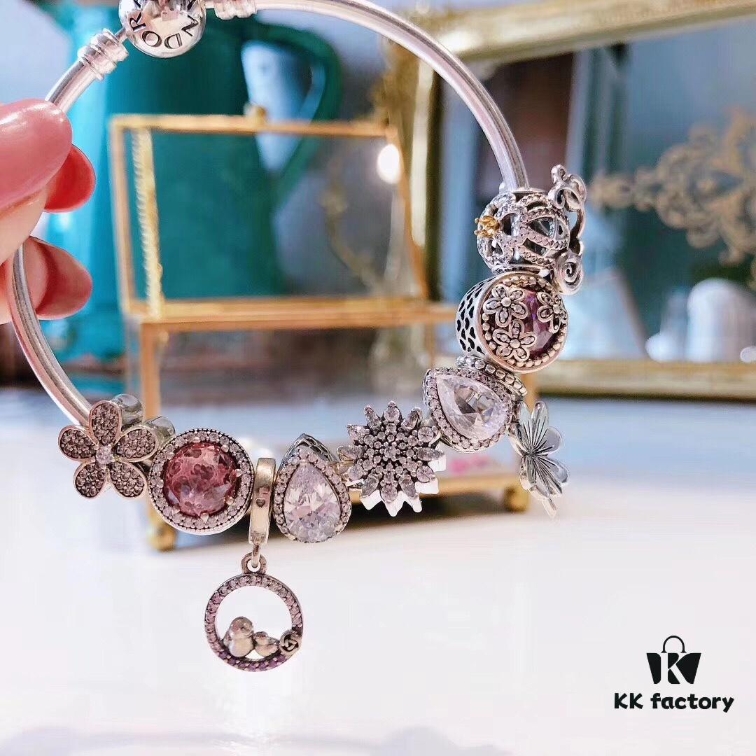 Pandora Pandora Flower 🌺 New Arrival! Perfectly crafted with one-to-one material matching the official counter, quality comparable to authentic store products! Sparkling diamond daisy flower 🌺, fairy tale pumpkin carriage, pink cat's eye daisy, colorful snowflake beads, 'Home of Love' pendant, sparkling teardrop 💧, pink cat's eye, flower 🌺 pendant, complete with original counter packaging! 🍃🌺