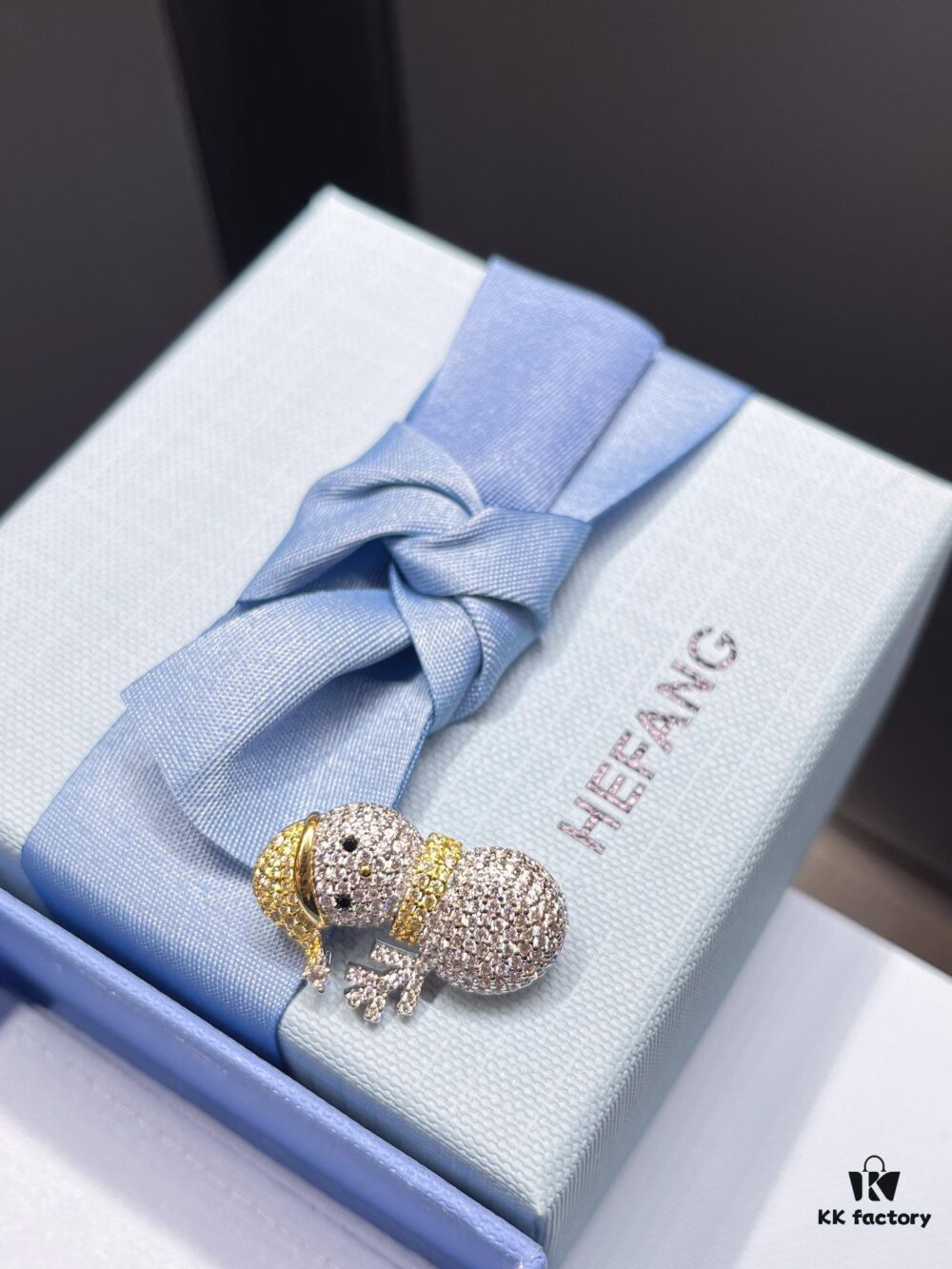 I bet your coat is missing a brooch🔷