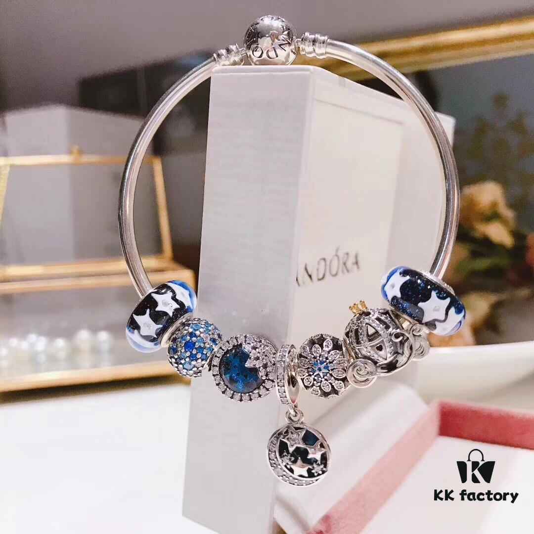 Pandora Romantic Lavender Purple Bell Pendant! Made with counter-grade materials, perfectly crafted at a 1:1 ratio, quality comparable to official retail. Silver wire design with romantic lavender purple glass, lucky sparkling rhinestone four-leaf clover 🍀, bell charm, includes original retail packaging! 🍃🌺