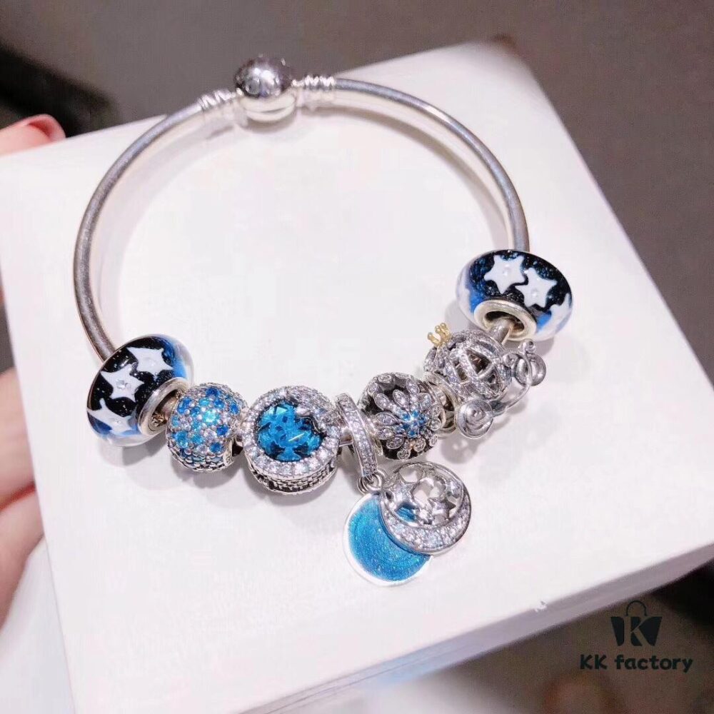 Pandora Romantic Lavender Purple Bell Pendant! Made with counter-grade materials, perfectly crafted at a 1:1 ratio, quality comparable to official retail. Silver wire design with romantic lavender purple glass, lucky sparkling rhinestone four-leaf clover 🍀, bell charm, includes original retail packaging! 🍃🌺