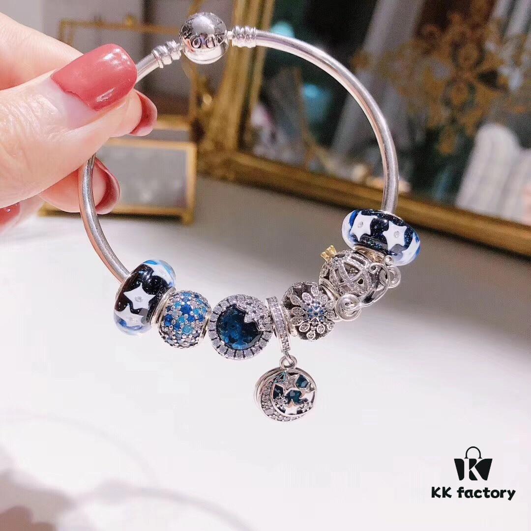 Pandora Romantic Lavender Purple Bell Pendant! Made with counter-grade materials, perfectly crafted at a 1:1 ratio, quality comparable to official retail. Silver wire design with romantic lavender purple glass, lucky sparkling rhinestone four-leaf clover 🍀, bell charm, includes original retail packaging! 🍃🌺