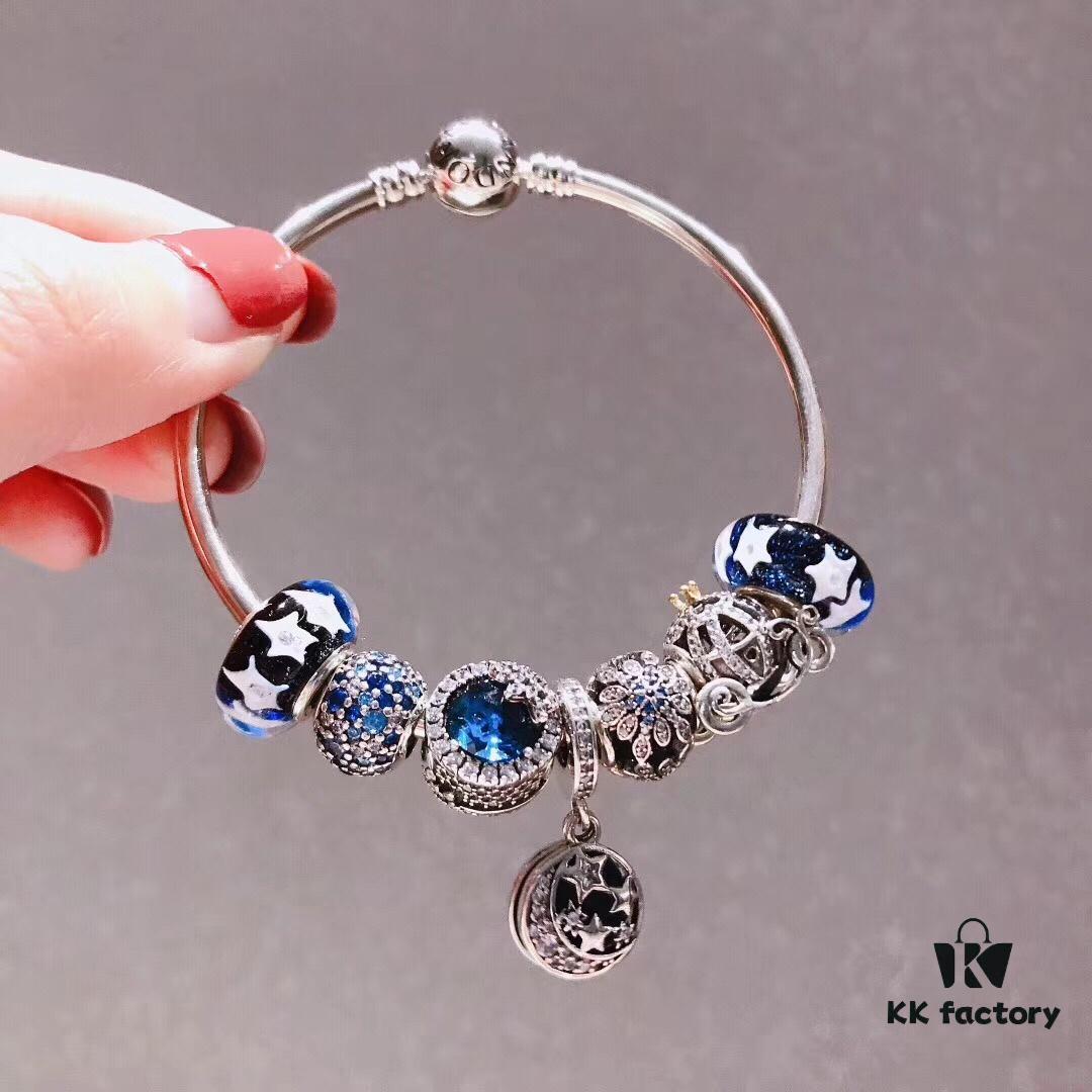 Pandora Romantic Lavender Purple Bell Pendant! Made with counter-grade materials, perfectly crafted at a 1:1 ratio, quality comparable to official retail. Silver wire design with romantic lavender purple glass, lucky sparkling rhinestone four-leaf clover 🍀, bell charm, includes original retail packaging! 🍃🌺